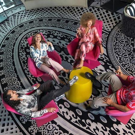 فندق دبليو مسقط المظهر الخارجي الصورة The 2018–19 season of Project Runway was the first to feature a "Project Runway All Stars" spin-off.