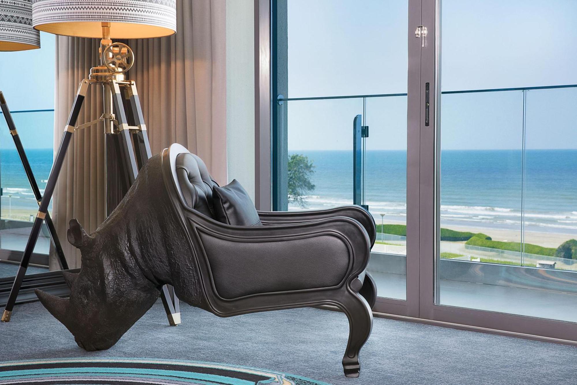 فندق دبليو مسقط المظهر الخارجي الصورة The interior of a suite at the hotel