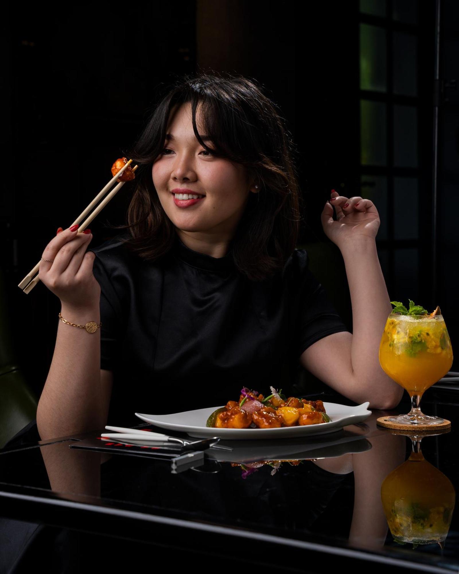 فندق دبليو مسقط المظهر الخارجي الصورة A woman eating with chopsticks