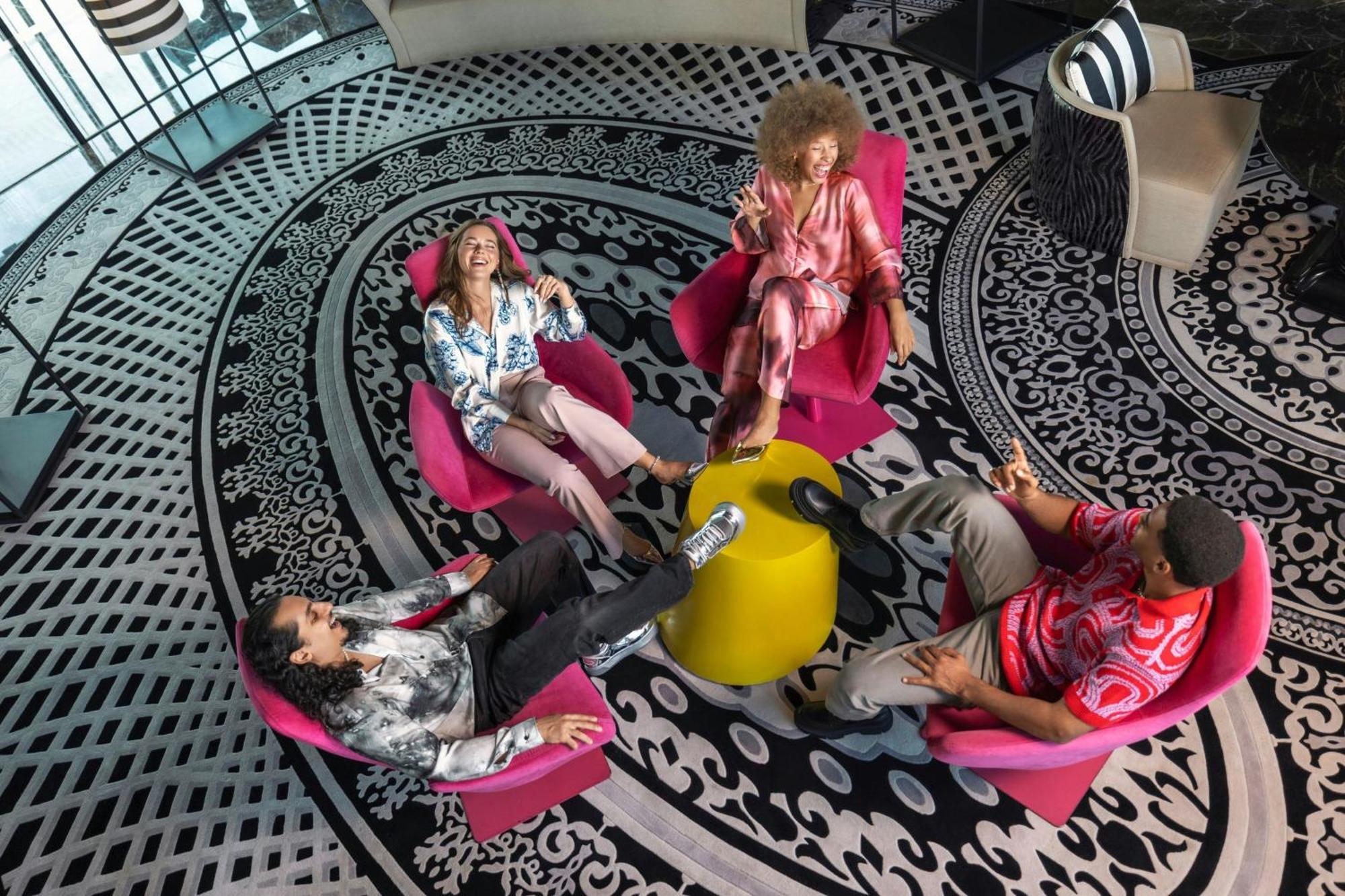 فندق دبليو مسقط المظهر الخارجي الصورة The 2018–19 season of Project Runway was the first to feature a "Project Runway All Stars" spin-off.