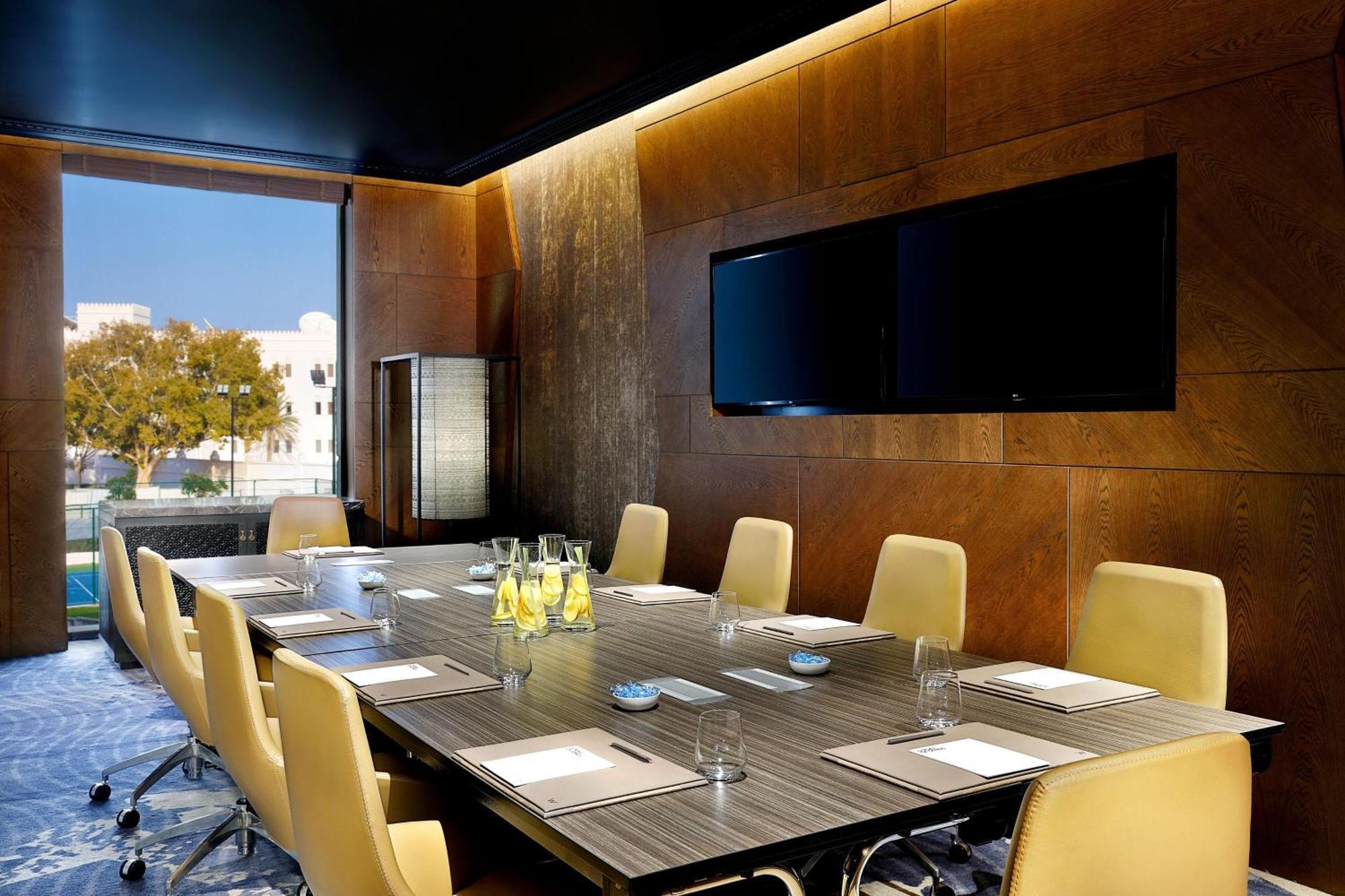 فندق دبليو مسقط المظهر الخارجي الصورة Boardroom at the Westin