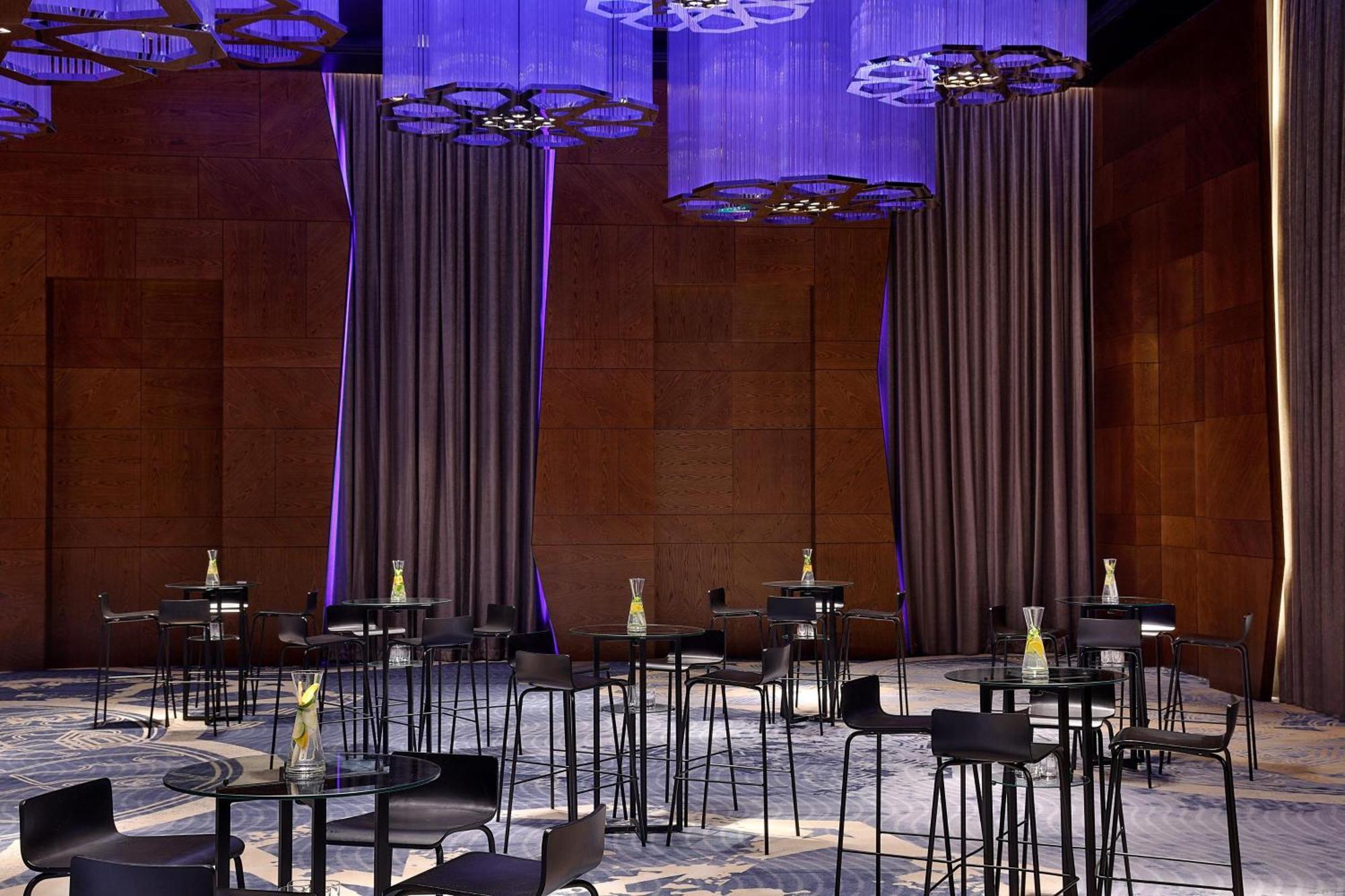 فندق دبليو مسقط المظهر الخارجي الصورة The interior of the National Theatre, Dublin