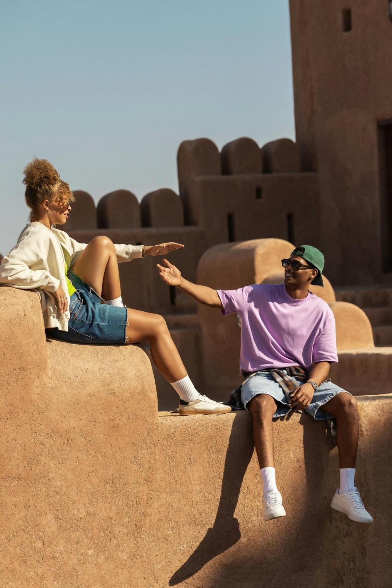 فندق دبليو مسقط المظهر الخارجي الصورة Two people greeting each other with a high five