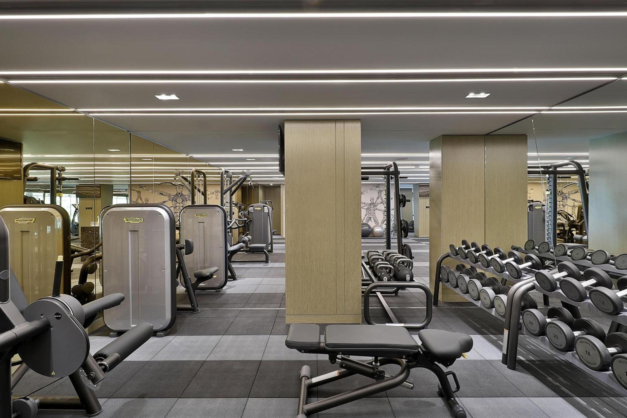 فندق دبليو مسقط المظهر الخارجي الصورة The gym at The Dorchester